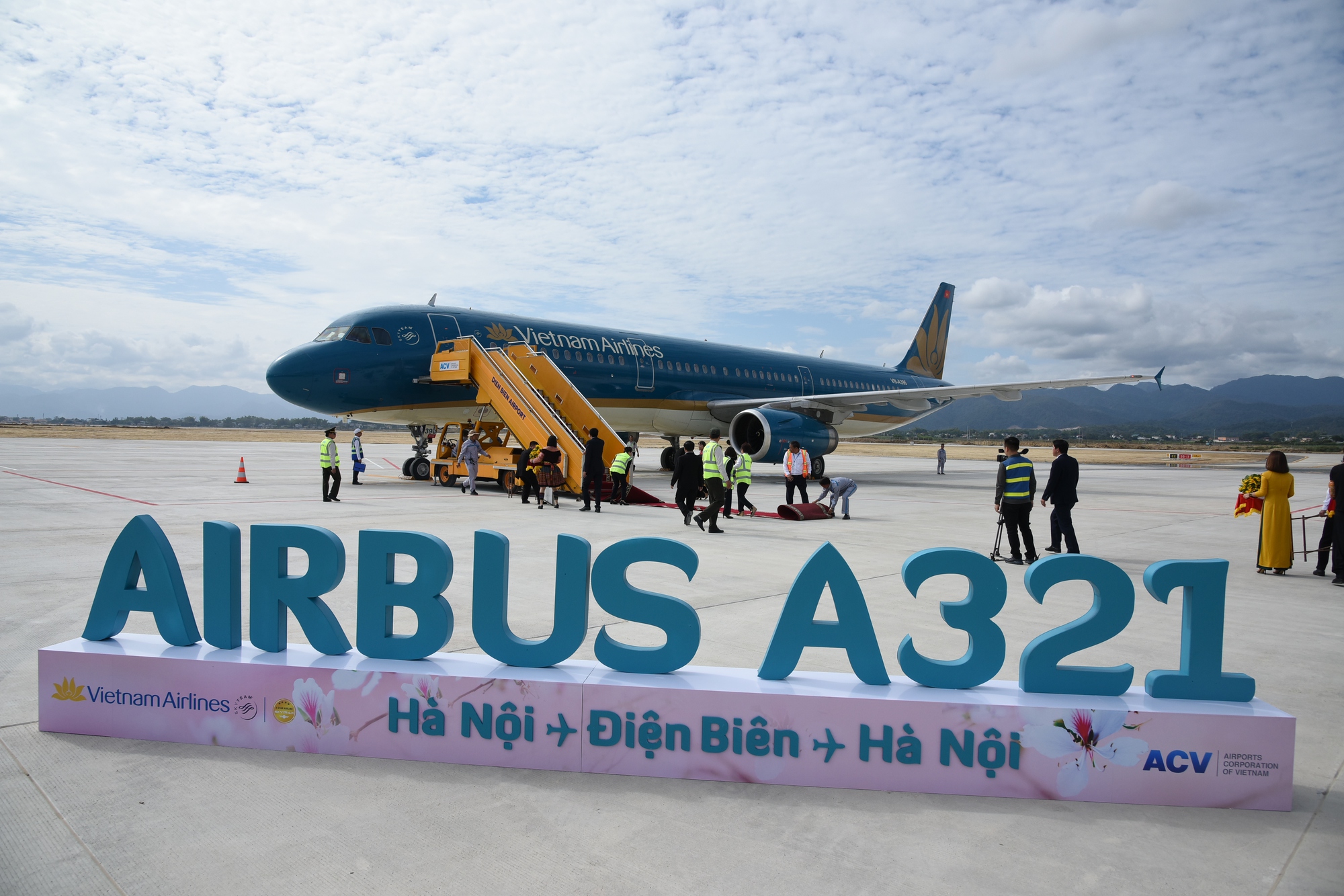 Những hành khách đầu tiên “xông đất” 
sân bay Điện Biên mới- Ảnh 5.