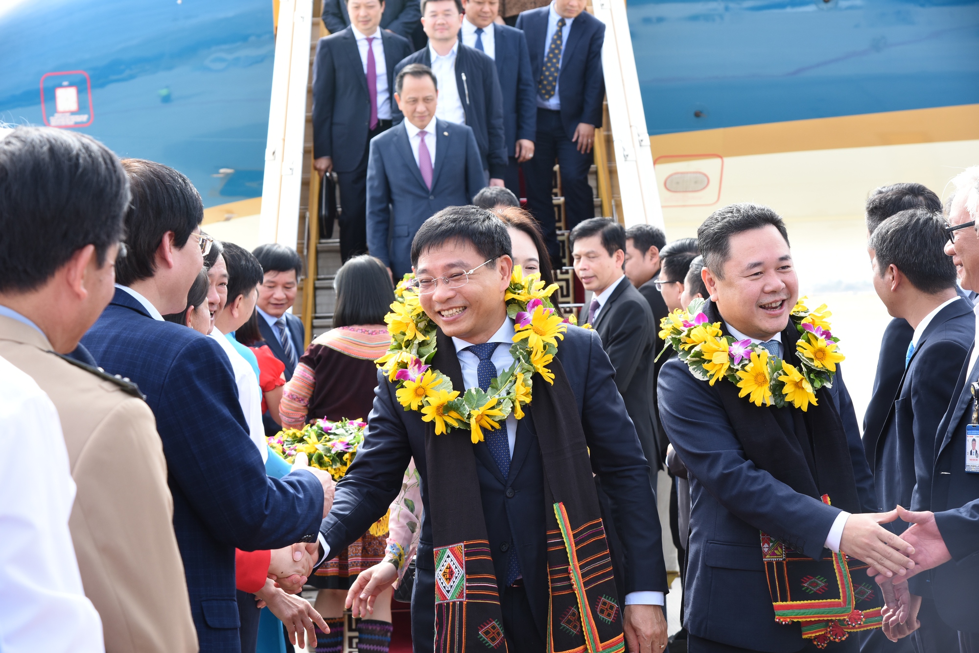 Những hành khách đầu tiên “xông đất” 
sân bay Điện Biên mới- Ảnh 3.