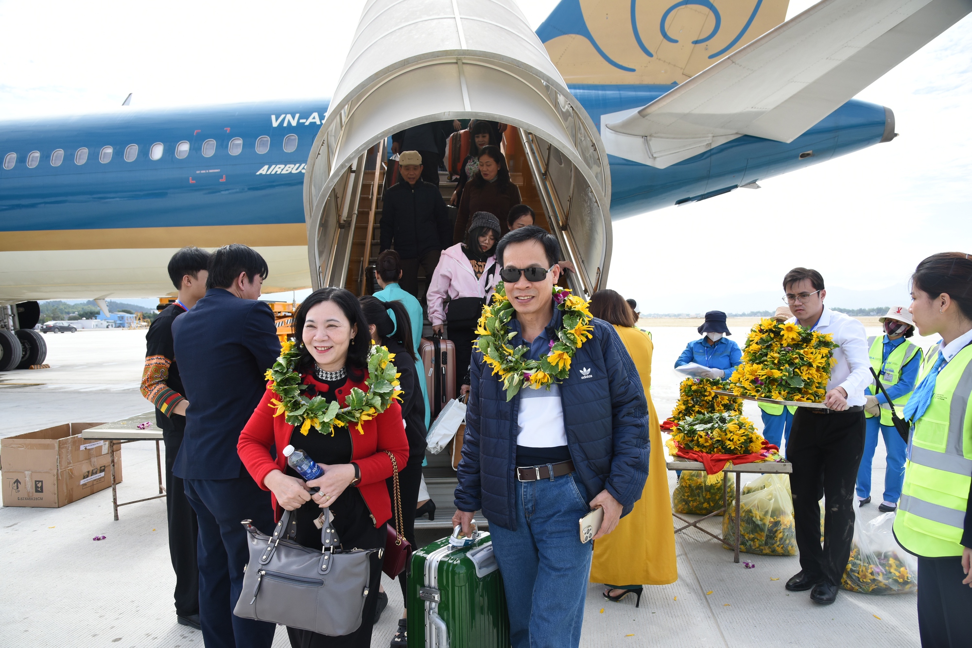 Những hành khách đầu tiên “xông đất” 
sân bay Điện Biên mới- Ảnh 4.