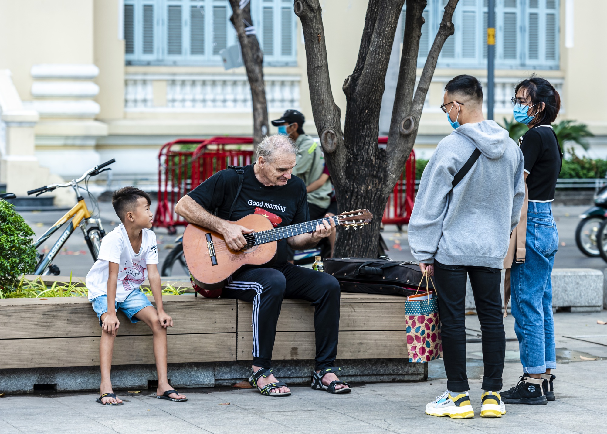 Good morning Viet Nam (Ảnh chụp trên phố đi bộ Nguyễn Huệ, quận 1, TP HCM)