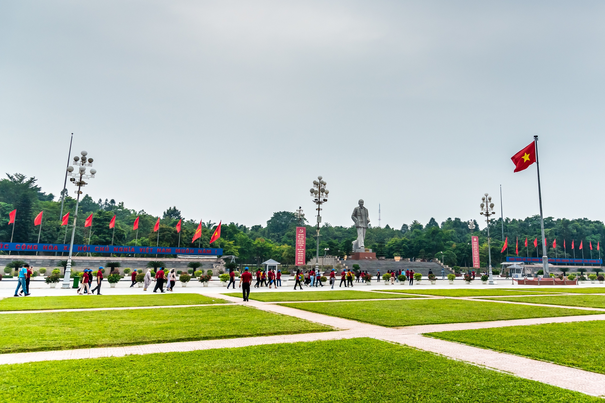 Các điển hình tiên tiến “Những tấm gương thầm lặng mà cao cả” trong phong trào thi đua yêu nước của TP HCM, giai đoạn 2014-2022 về thăm quê hương của Bác Hồ