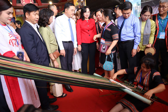 Thứ trưởng Bộ Công Thương Phan Thị Thắng tham quan các gian hàng trong khuôn khổ Hội nghị Kết nối cung cầu giữa TP HCM và các tỉnh, thành năm 2023