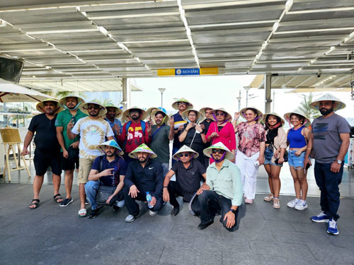 Đoàn khách MICE tham quan TP HCM tháng 12-2023, trong đó có lịch trình trải nghiệm du lịch đường sông Ảnh: BÌNH AN
