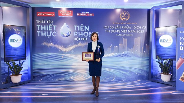 Chị Nguyễn Thị Lệ Thủy - Phó Giám đốc Trung tâm Thẻ và Vận hành BIDV nhận kỷ niệm chương của Ban Tổ chức