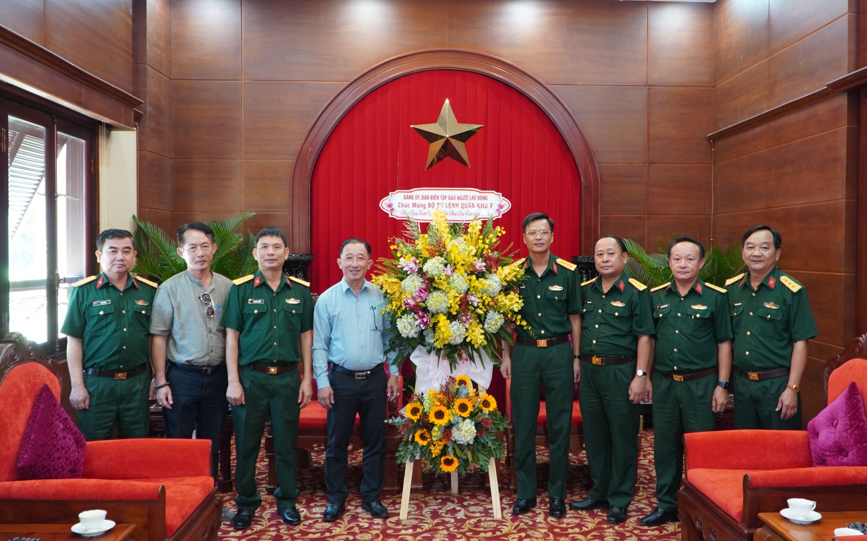 Báo Người Lao Động thăm, chúc mừng Quân khu 7 nhân ngày thành lập Quân đội Nhân dân Việt Nam