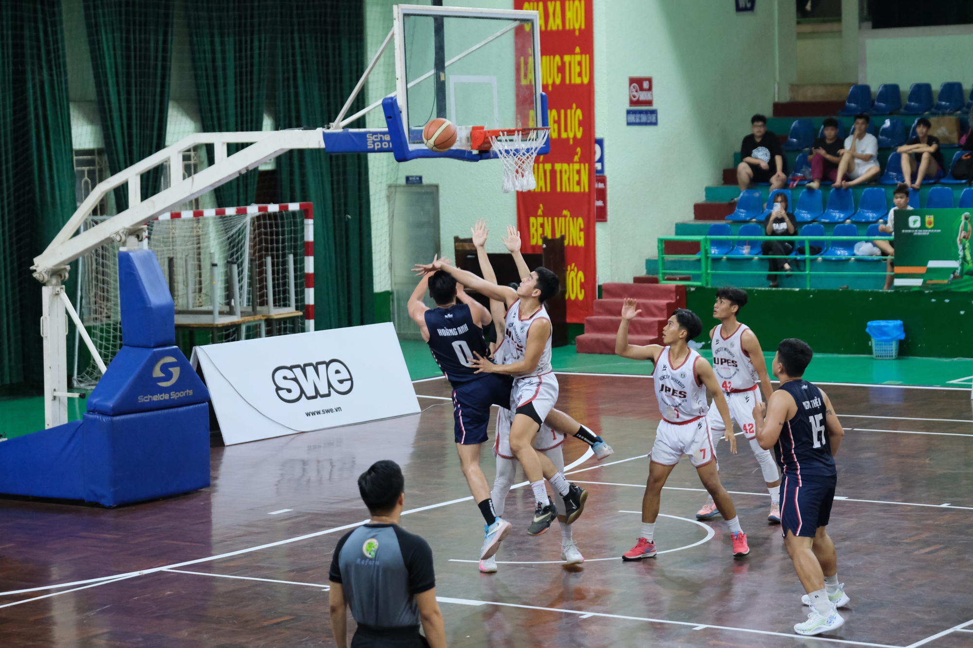 Kịch tính chung kết bóng rổ sinh viên TP HCM 2023- Ảnh 1.