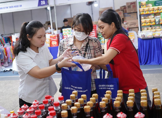 Đoàn viên - lao động quận 1, TP HCM mua sắm tại “Ngày hội hàng Việt Nam - Vui Tết cùng người lao động” năm 2024  Ảnh: HỒNG ĐÀO