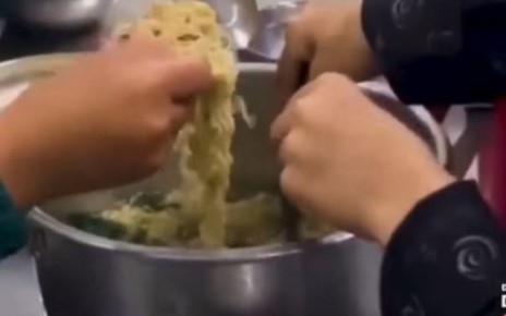 Thông tin mới vụ 11 học sinh ăn 2 gói mì tôm chan cơm- Ảnh 2.