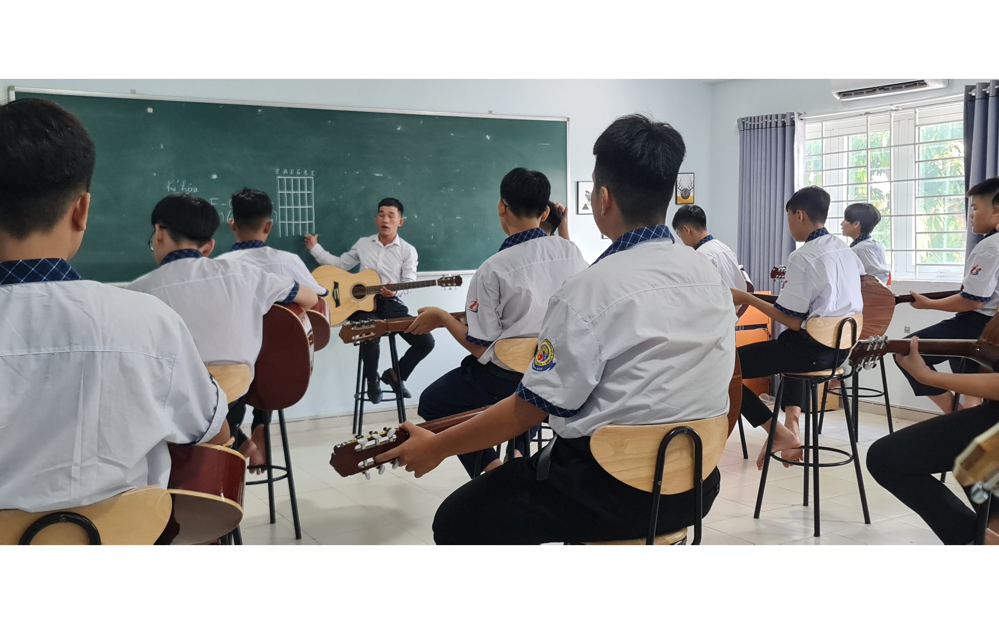 Thiếu niên 19 tuổi thủng dạ dày vì nghiện game, thức khuya và ăn uống thất thường - Ảnh 2.