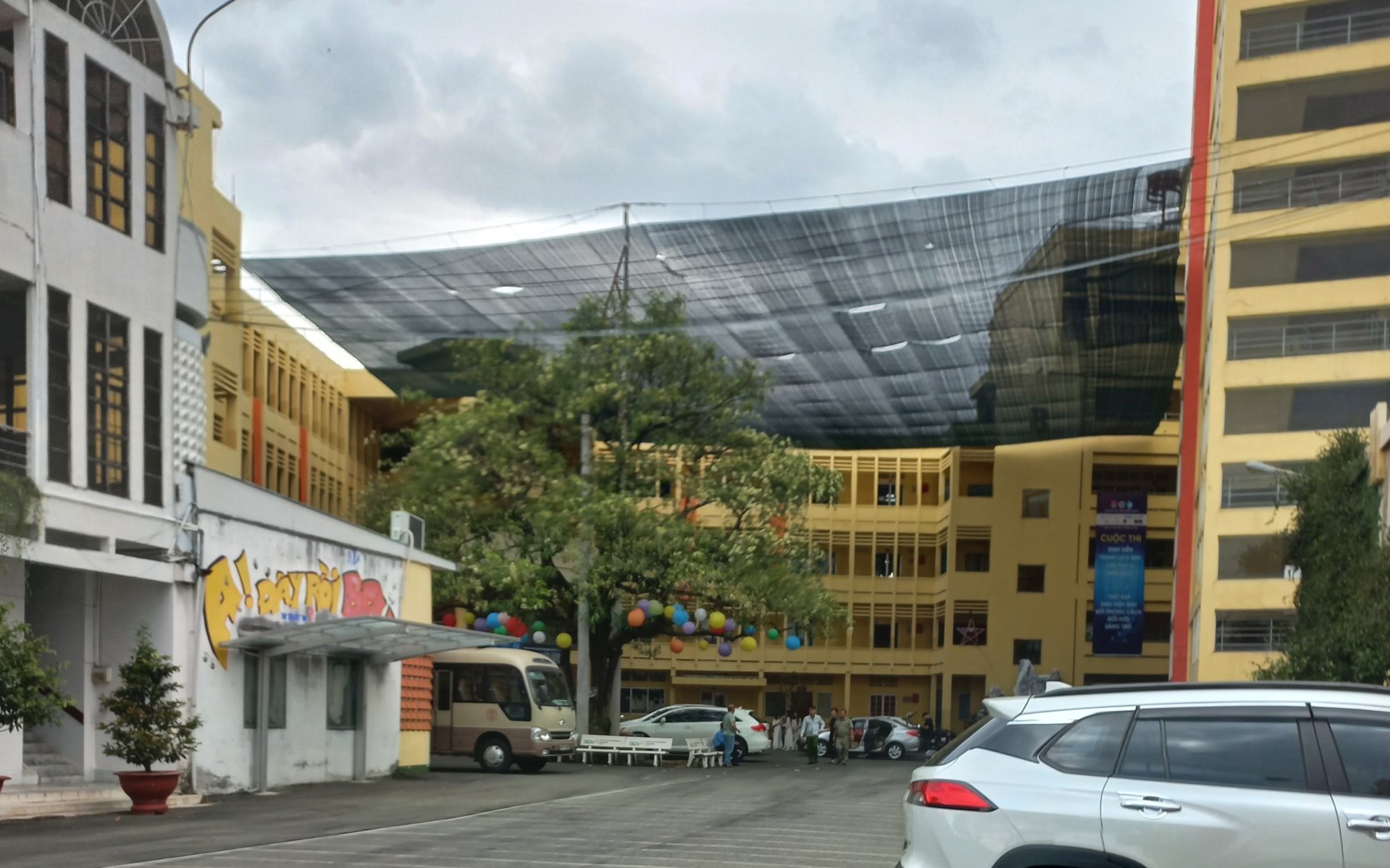 Hãy ngưng miệt thị người rơi lầu tại Vạn Hạnh Mall - Ảnh 2.