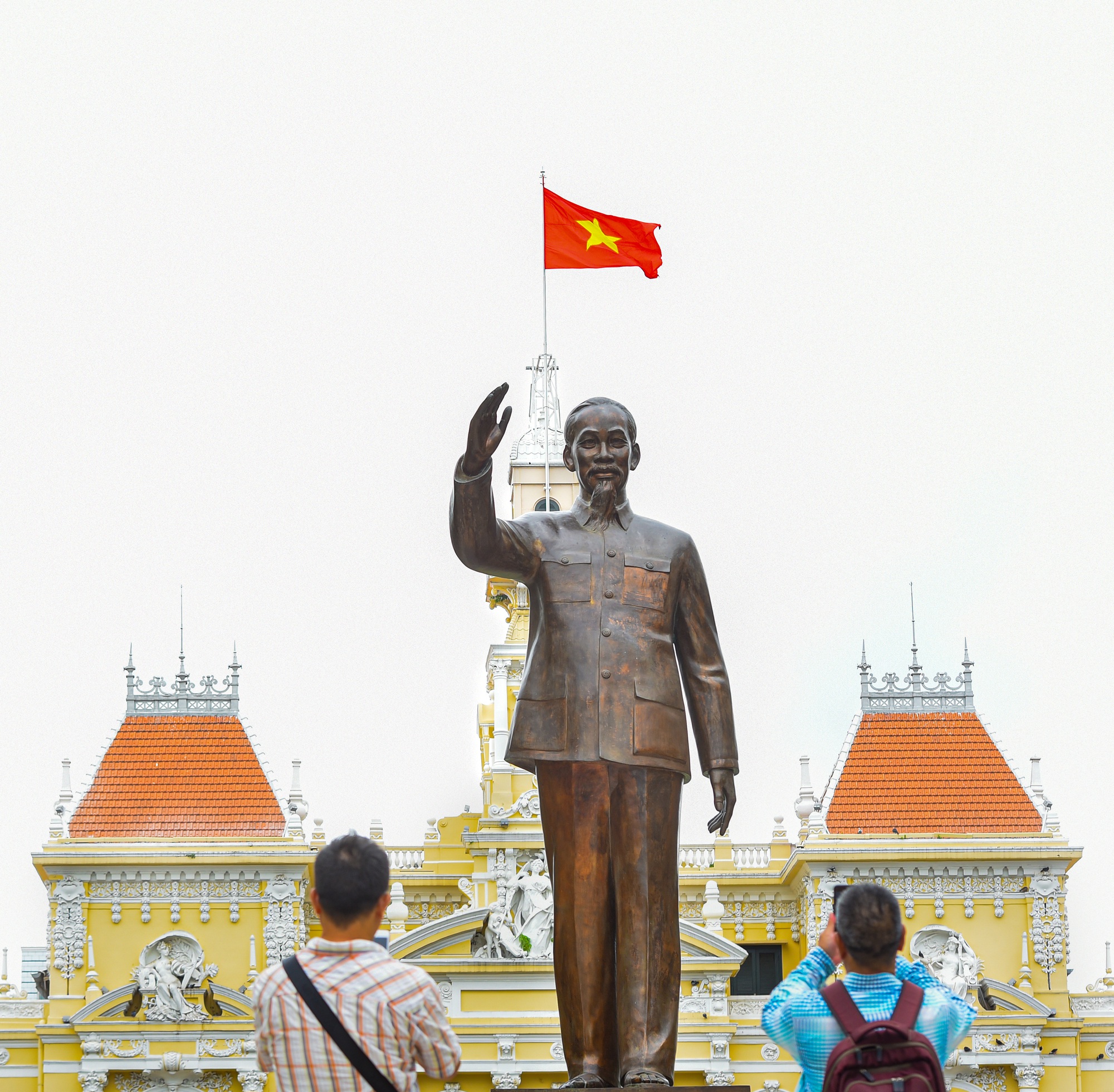 Du khách bên tượng đài Bác Hồ Nguyễn Khoa Huy