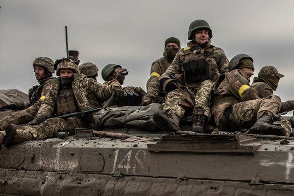 Binh sĩ Ukraine trên một chiếc xe bọc thép ở khu vực Kharkov phía Đông Bắc Ukraine. Ảnh: The New York Times