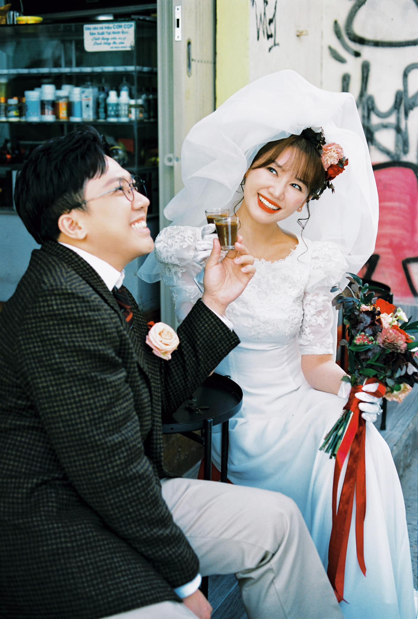 Trấn Thành - Hari Won tung ảnh kỷ niệm ngày cưới vui nhộn- Ảnh 38.