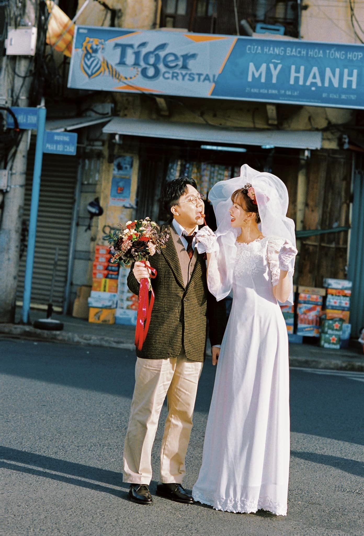 Trấn Thành - Hari Won tung ảnh kỷ niệm ngày cưới vui nhộn- Ảnh 39.