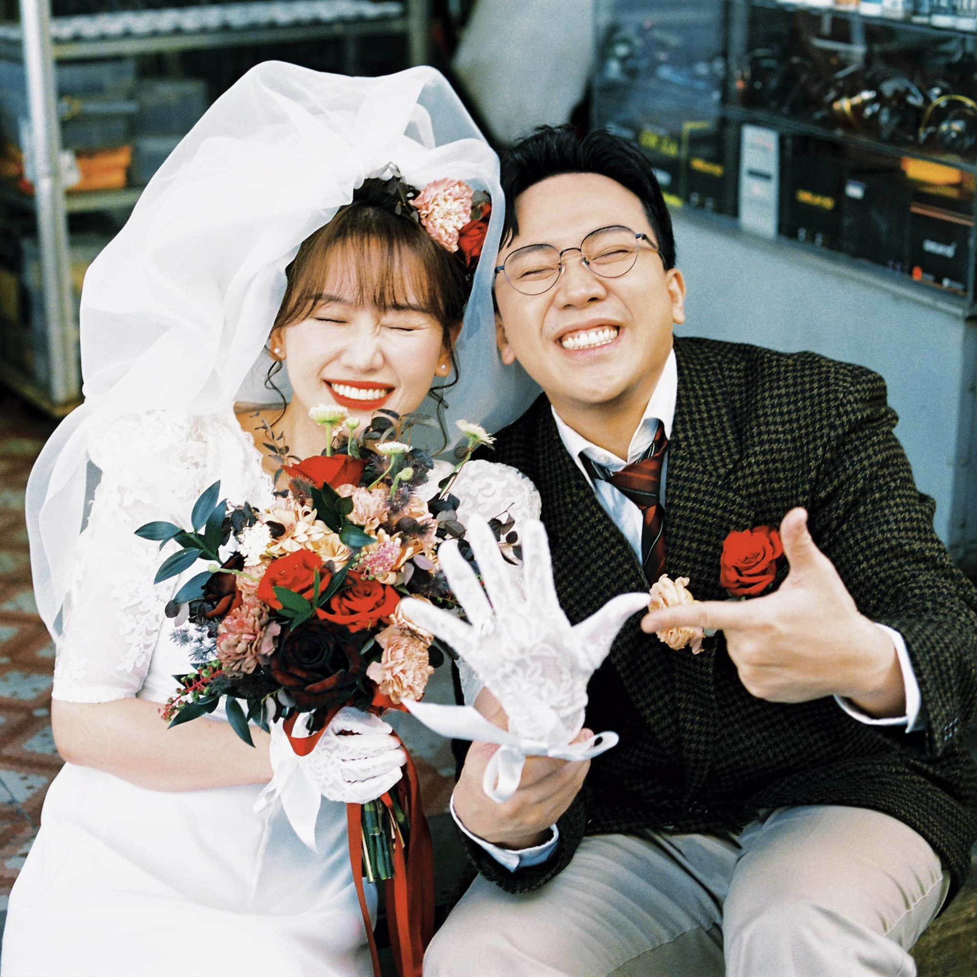 Trấn Thành - Hari Won tung ảnh kỷ niệm ngày cưới vui nhộn- Ảnh 4.