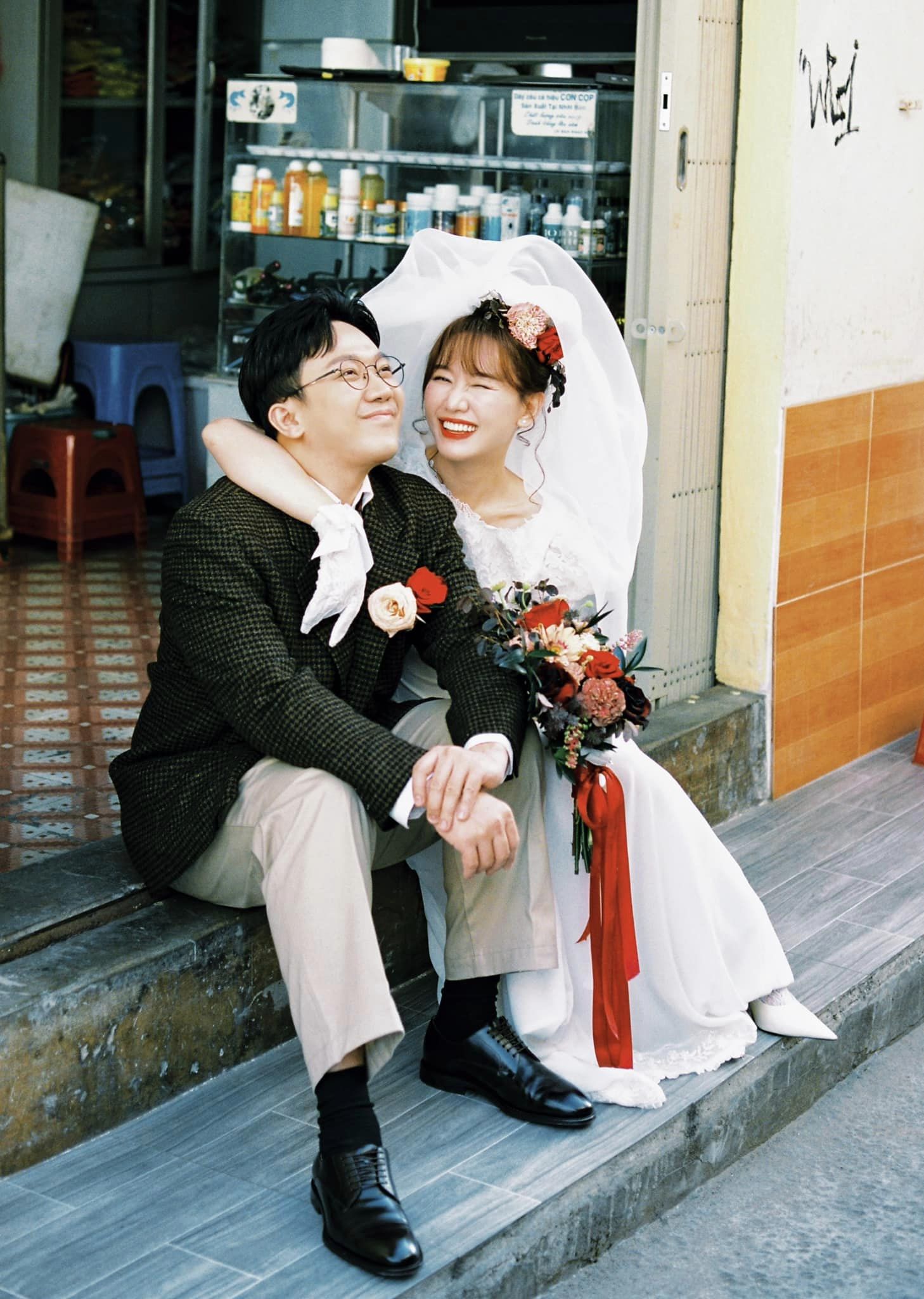 Trấn Thành - Hari Won tung ảnh kỷ niệm ngày cưới vui nhộn- Ảnh 31.