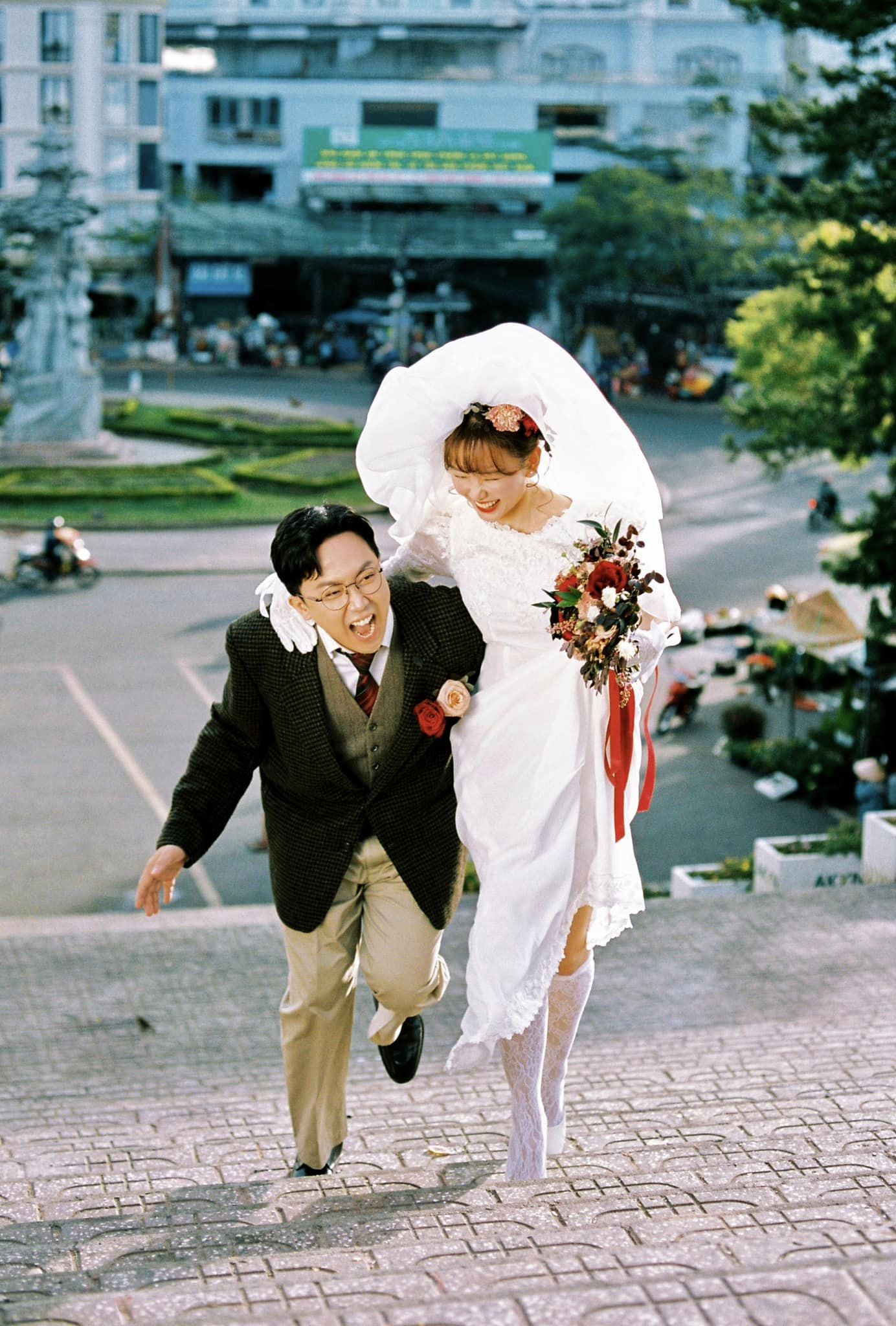 Trấn Thành - Hari Won tung ảnh kỷ niệm ngày cưới vui nhộn- Ảnh 35.