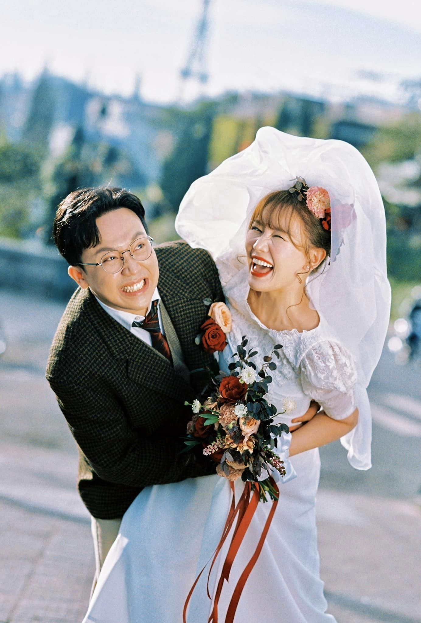 Trấn Thành - Hari Won tung ảnh kỷ niệm ngày cưới vui nhộn- Ảnh 28.