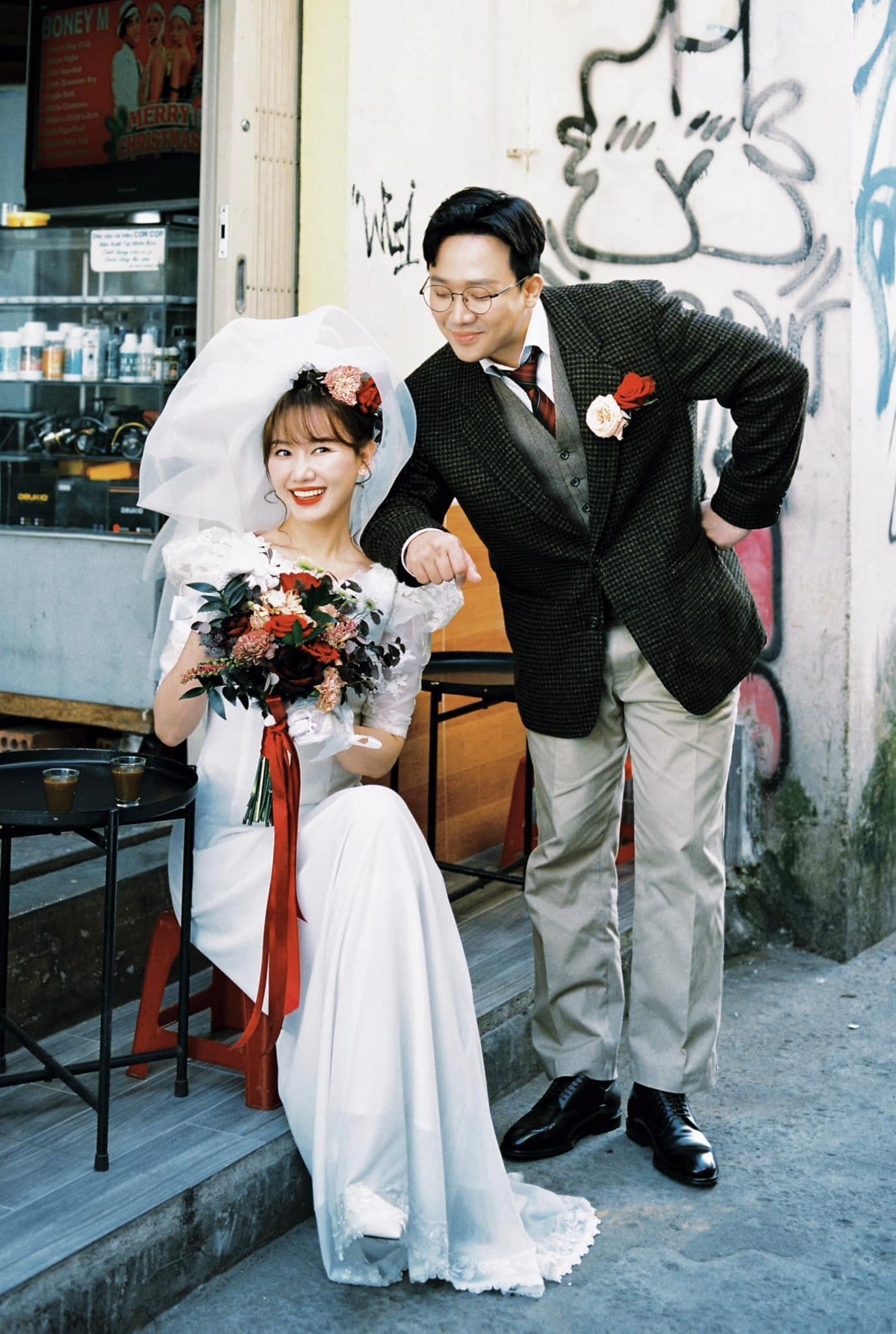 Trấn Thành - Hari Won tung ảnh kỷ niệm ngày cưới vui nhộn- Ảnh 26.