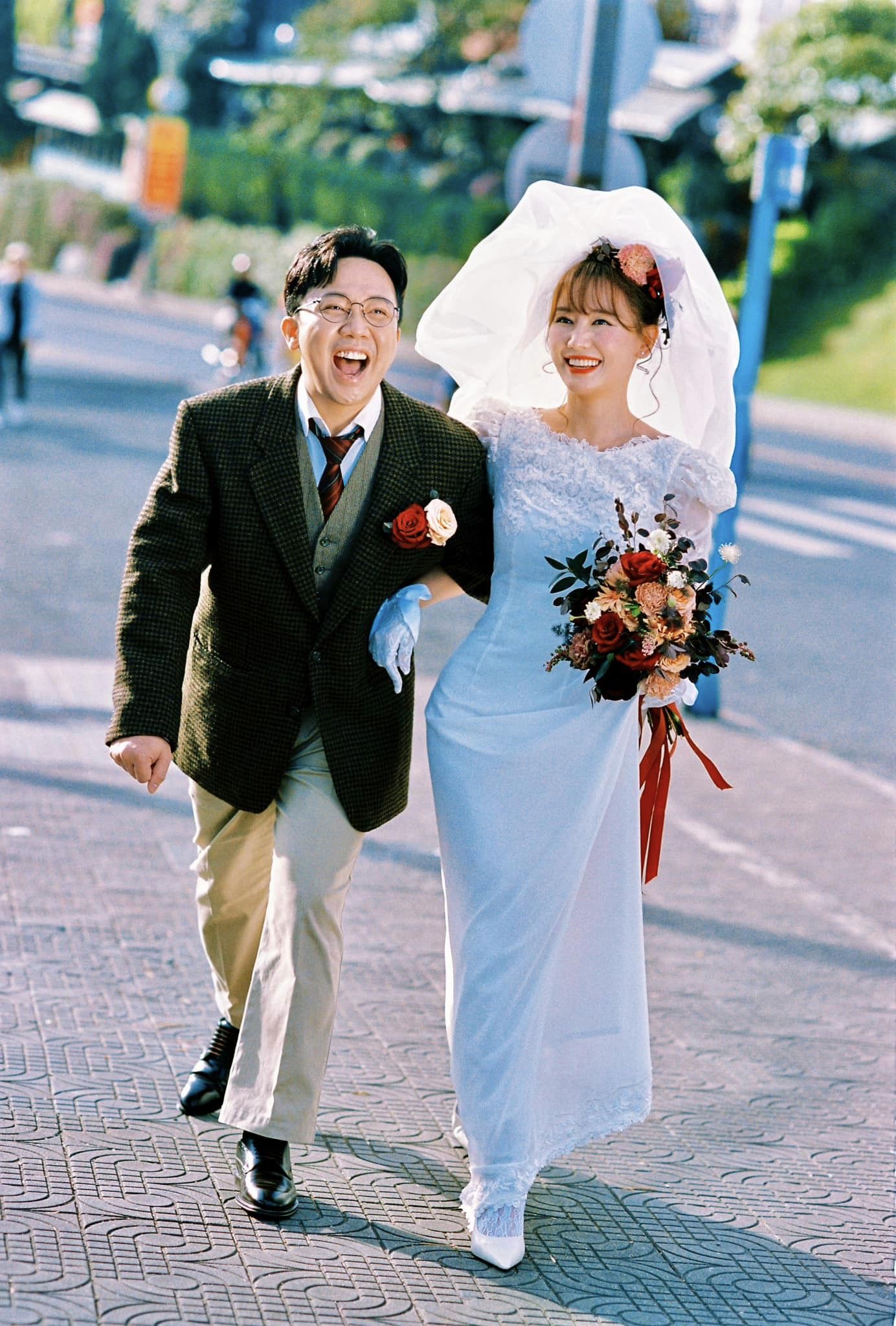 Trấn Thành - Hari Won tung ảnh kỷ niệm ngày cưới vui nhộn- Ảnh 23.