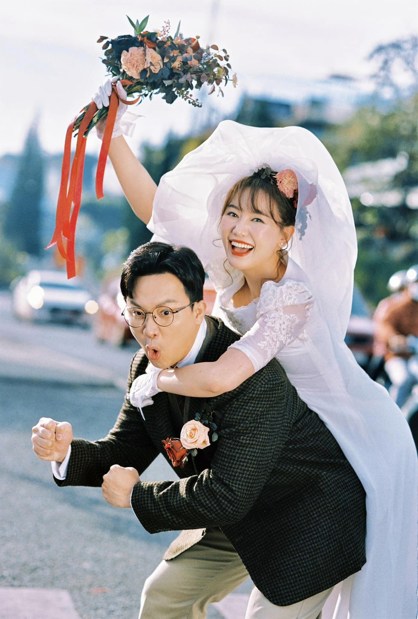 Trấn Thành - Hari Won tung ảnh kỷ niệm ngày cưới vui nhộn- Ảnh 25.