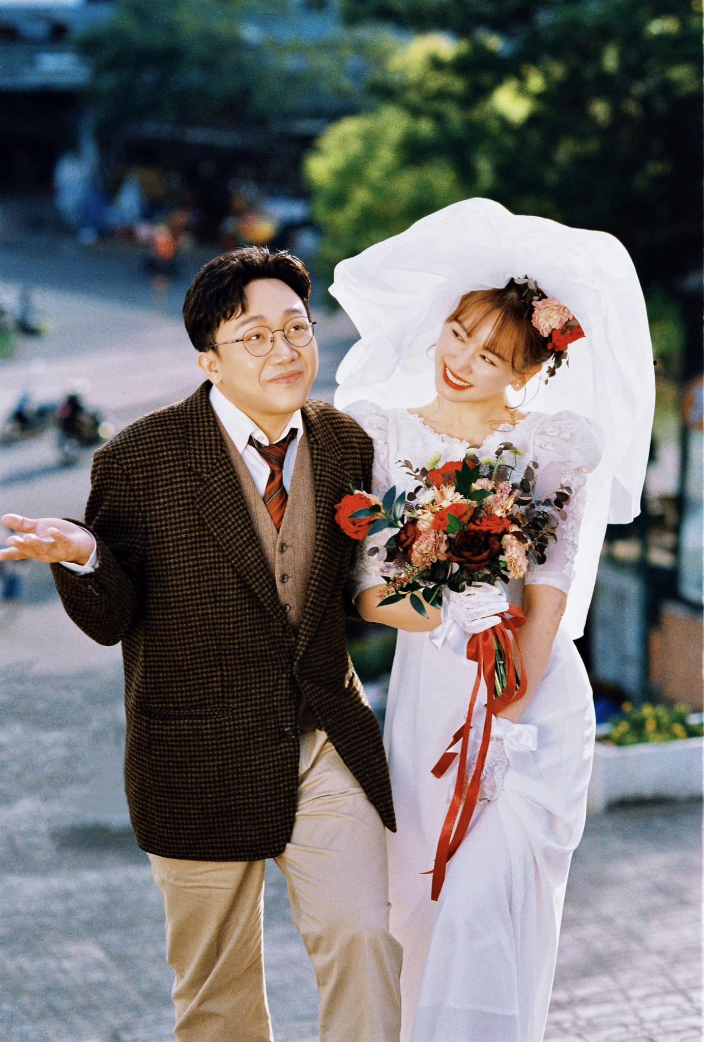 Trấn Thành - Hari Won tung ảnh kỷ niệm ngày cưới vui nhộn- Ảnh 10.