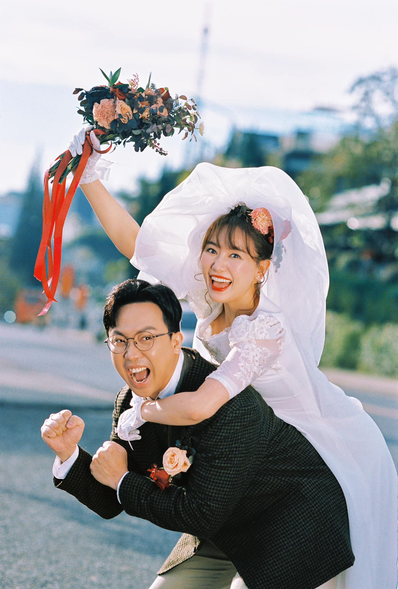 Trấn Thành - Hari Won tung ảnh kỷ niệm ngày cưới vui nhộn- Ảnh 5.