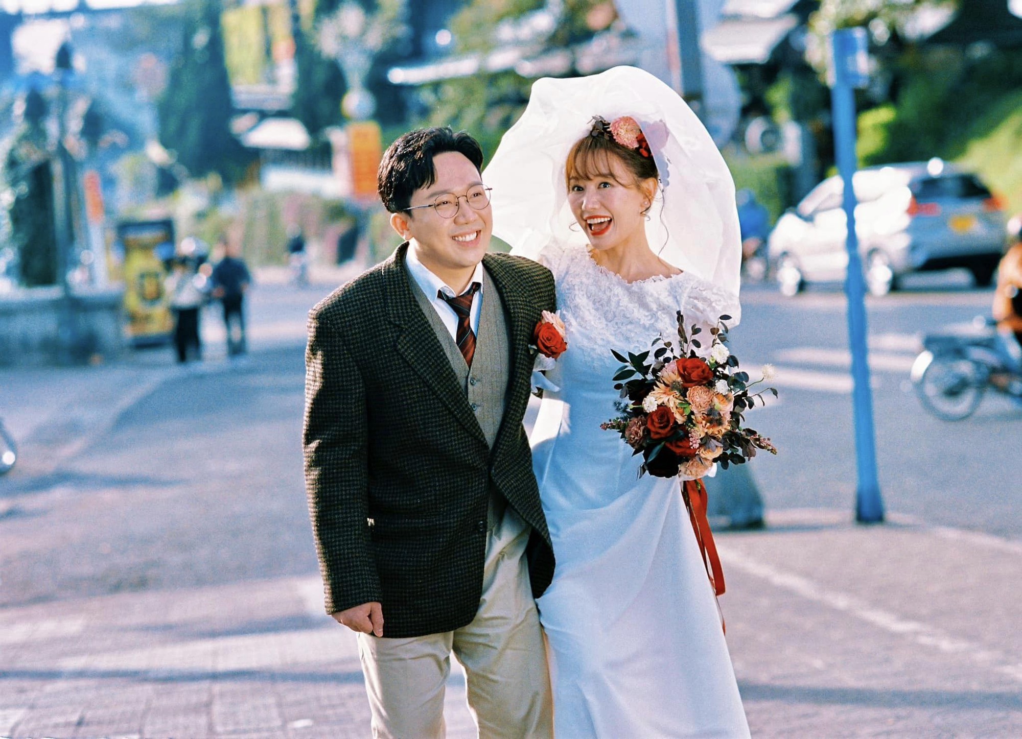 Trấn Thành - Hari Won tung ảnh kỷ niệm ngày cưới vui nhộn- Ảnh 2.