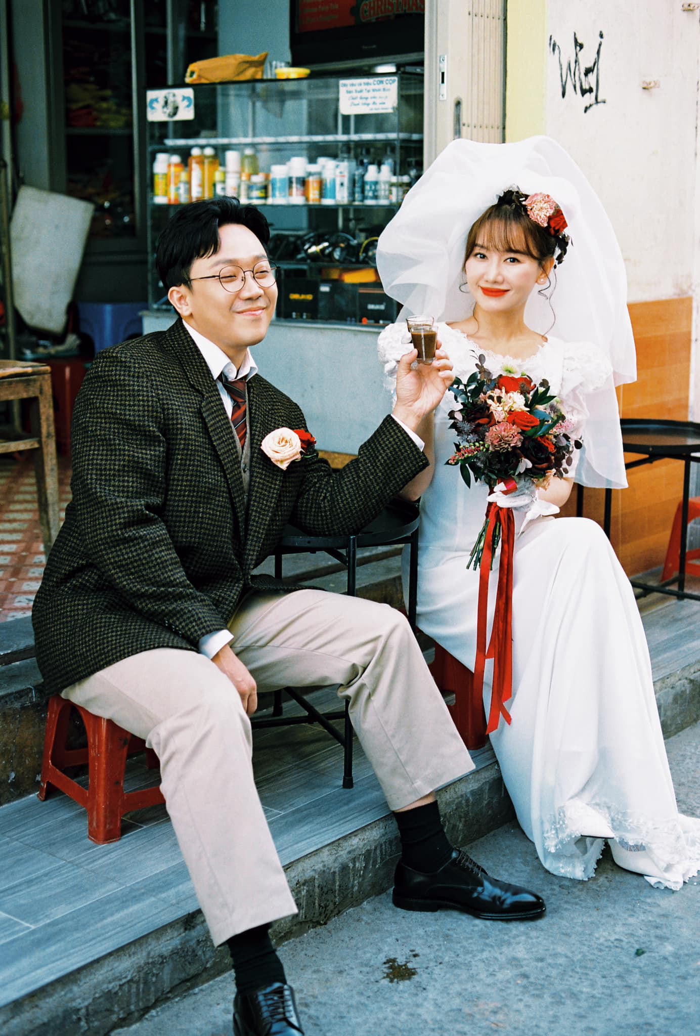 Trấn Thành - Hari Won tung ảnh kỷ niệm ngày cưới vui nhộn- Ảnh 9.