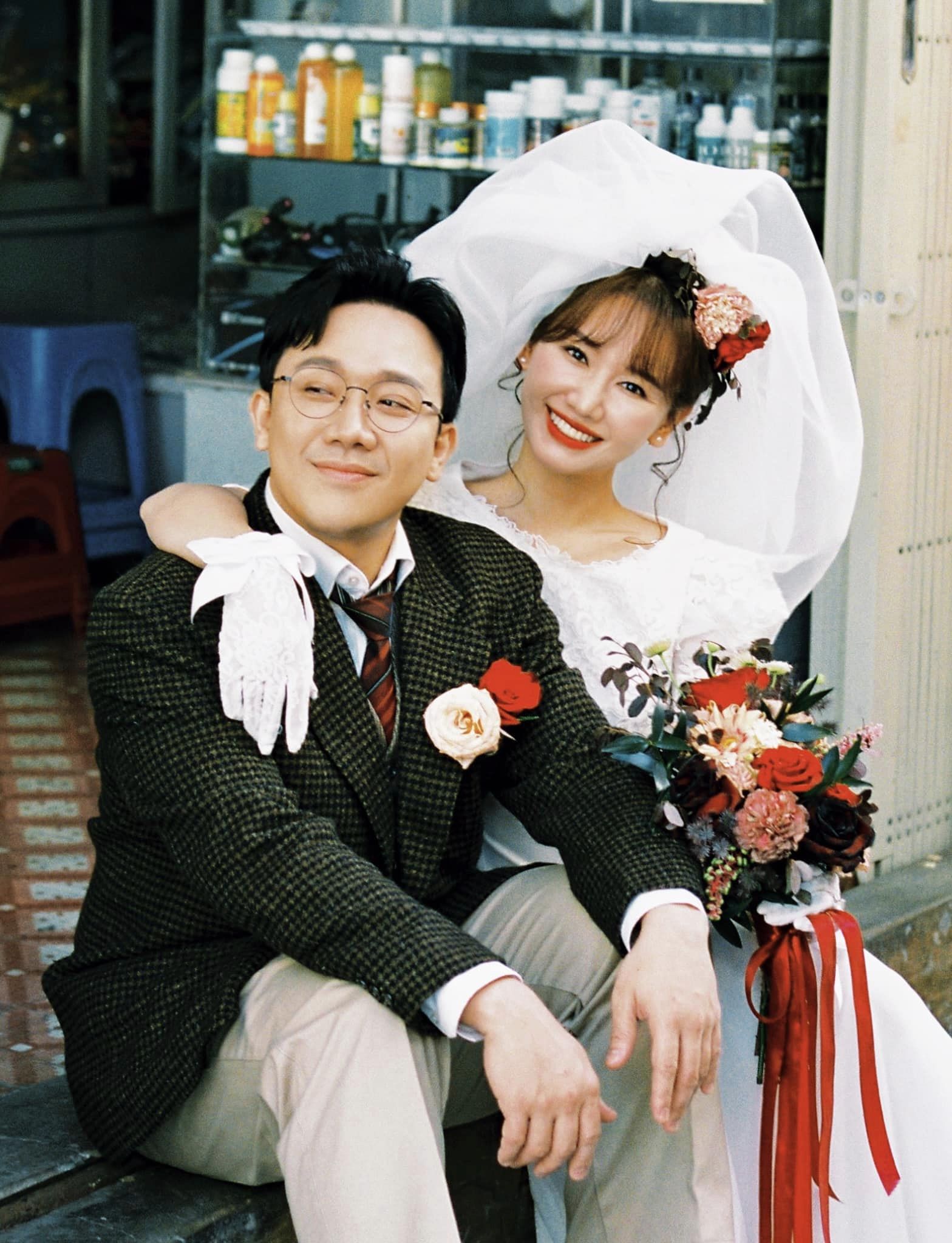 Trấn Thành - Hari Won tung ảnh kỷ niệm ngày cưới vui nhộn- Ảnh 15.