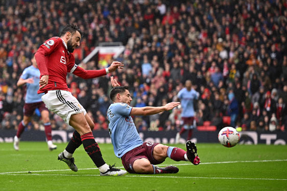 Man United trông chờ khả năng ghi bàn của hàng tiền vệ để kiếm điểm trên sân nhàẢnh: REUTERS