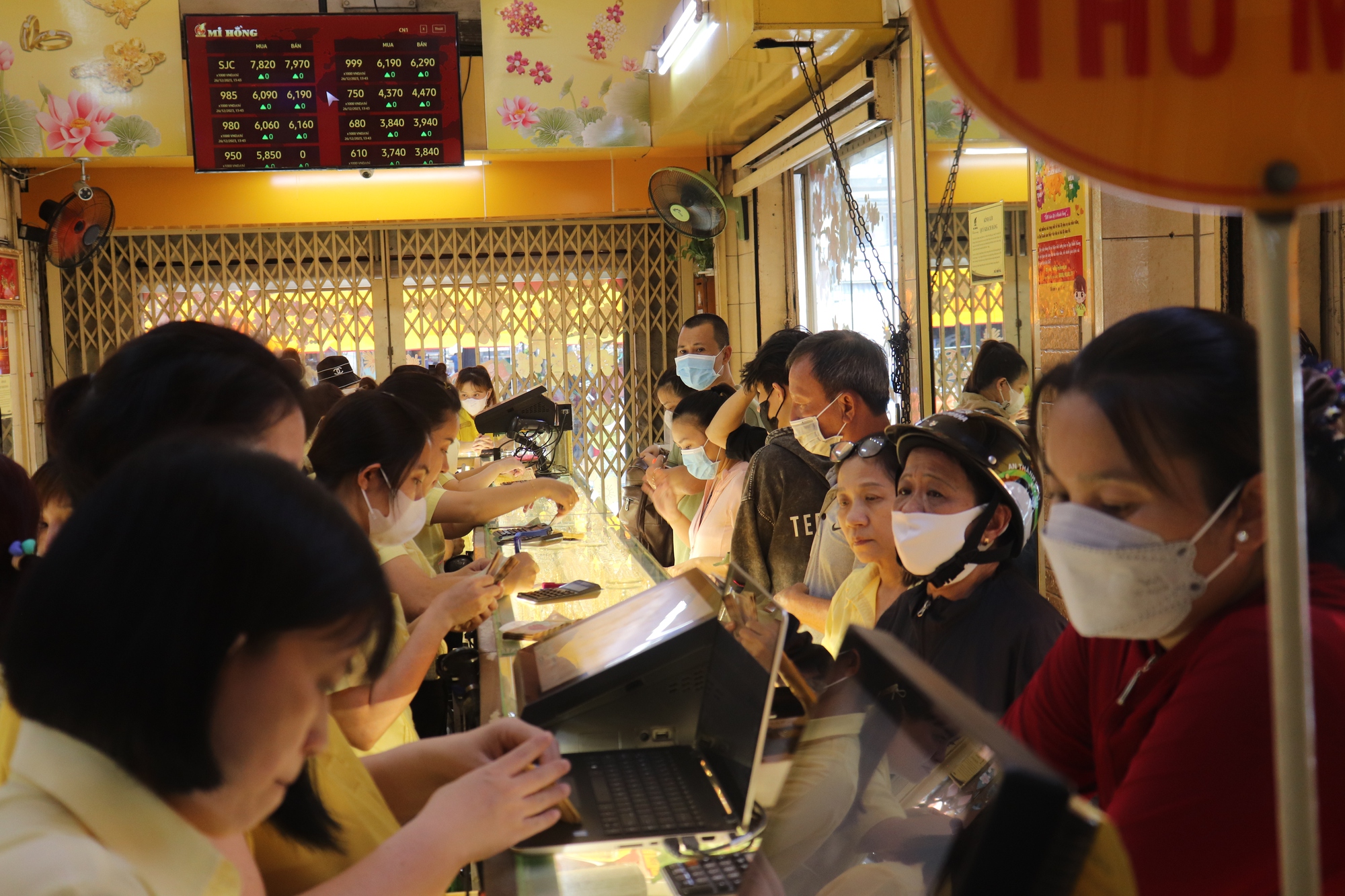 Giá vàng SJC tăng cao, người dân vẫn đổ xô đi mua