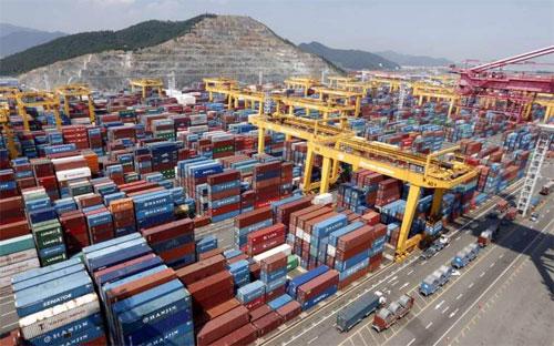 Container hàng hóa tại cảng Busan, Hàn Quốc. Ảnh: Reuters