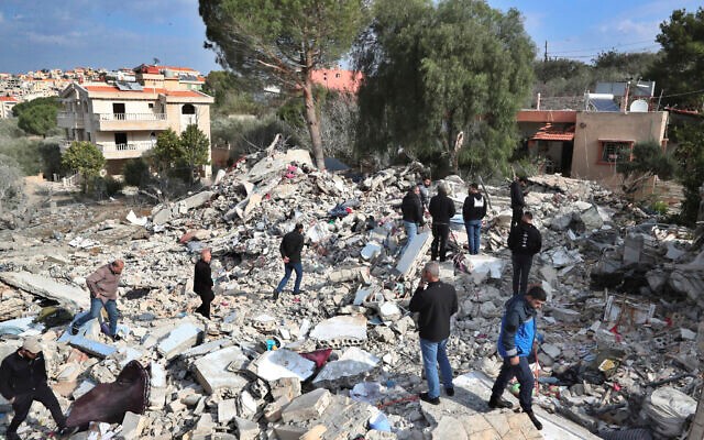 Ngôi nhà bị phá hủy bởi một cuộc không kích được cho là của Israel vào tối 27-12 ở Bint Jbeil, Nam Lebanon. Ảnh: AP
