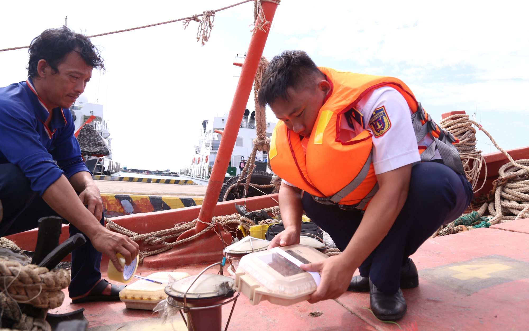 Vùng Cảnh sát biển 4 bắt giữ hàng chục tàu cá vi phạm