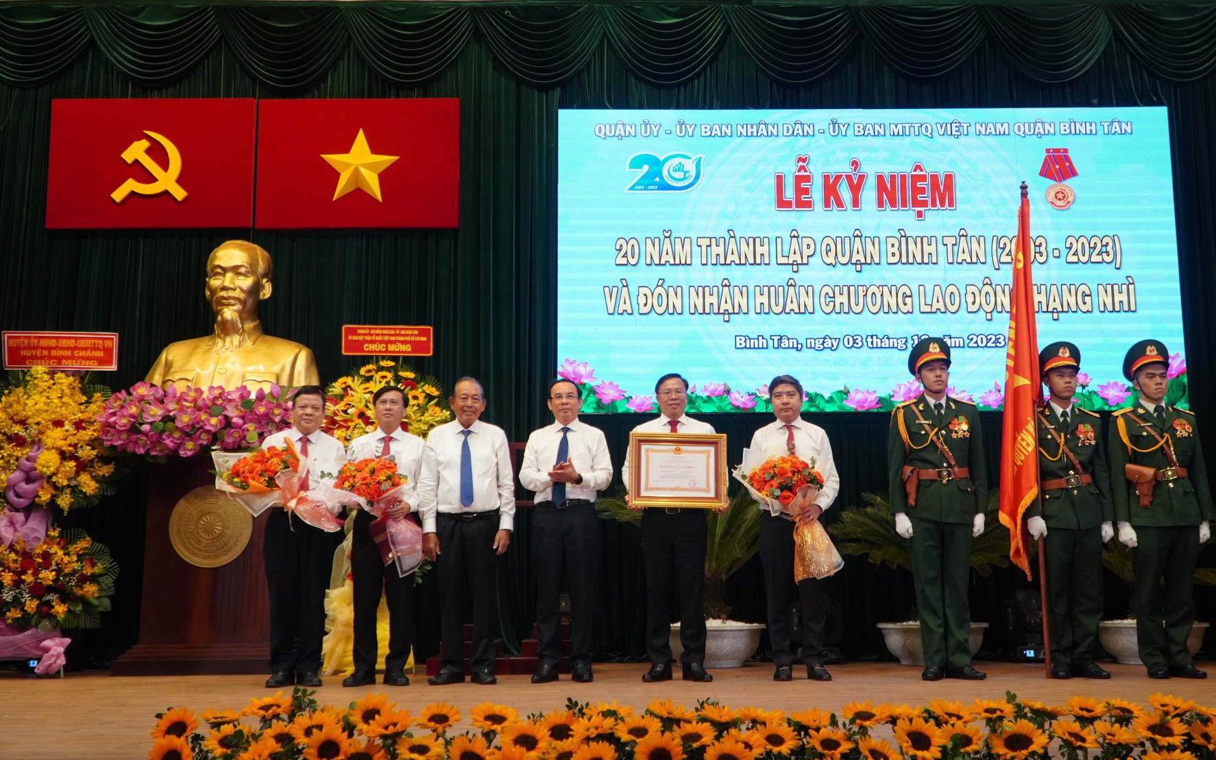 Quận Bình Tân đón nhận Huân chương Lao động hạng Nhì