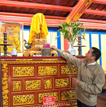 Ông Nguyễn Văn Hiếu được giao việc quản lý, hướng dẫn tại đền thờ