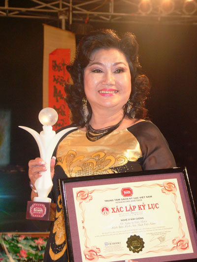 NSND Kim Cương nhận bằng xác lập kỷ lục “Nữ nghệ sĩ sáng tác nhiều kịch bản kịch nói nhất Việt Nam”