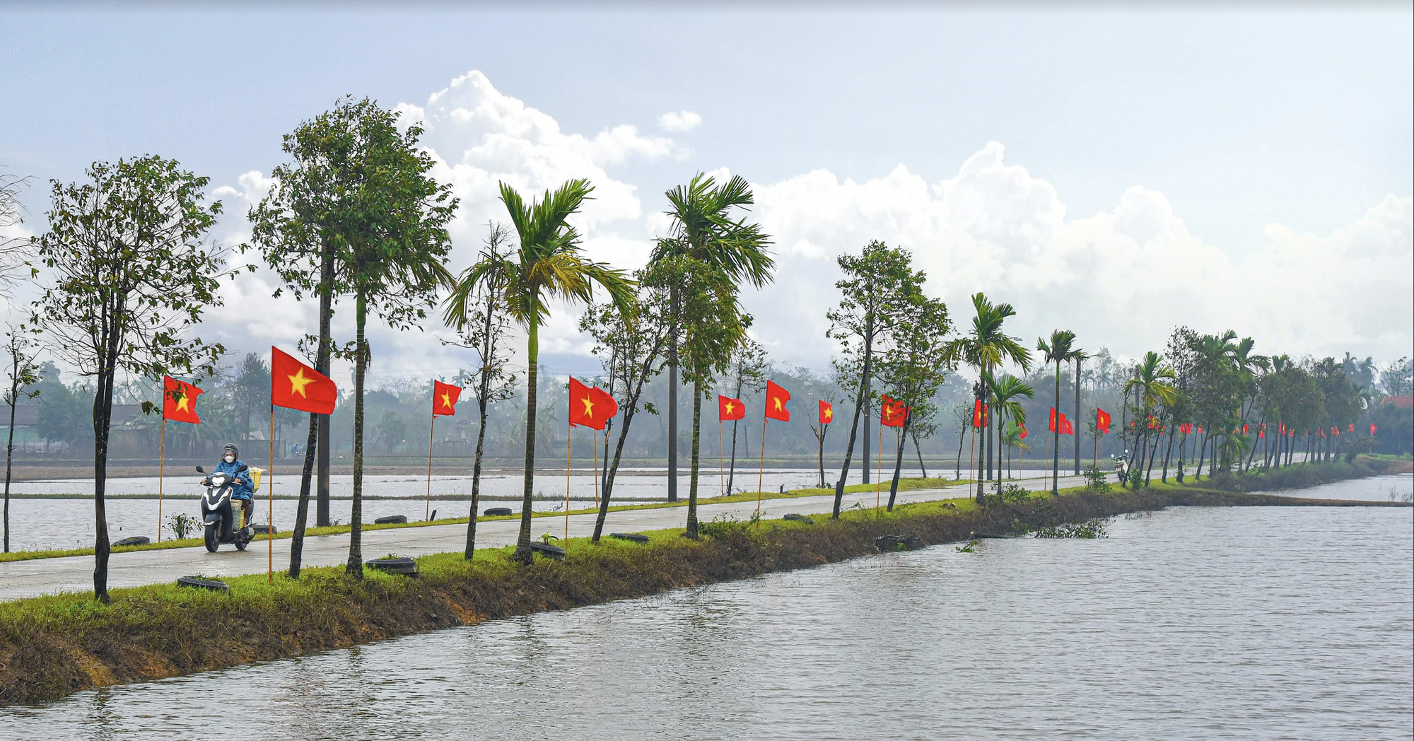 Cung đường rợp cờ bay  do Báo Người Người Lao Động và tỉnh đoàn Thừa Thiên Huế thực hiện  công trình ĐƯỜNG CỜ TỔ QUỐC  trên tuyến đường vào nhà lưu niệm đại tướng Nguyễn Chí Thanh Ảnh: NGUYỄN KHOA HUY