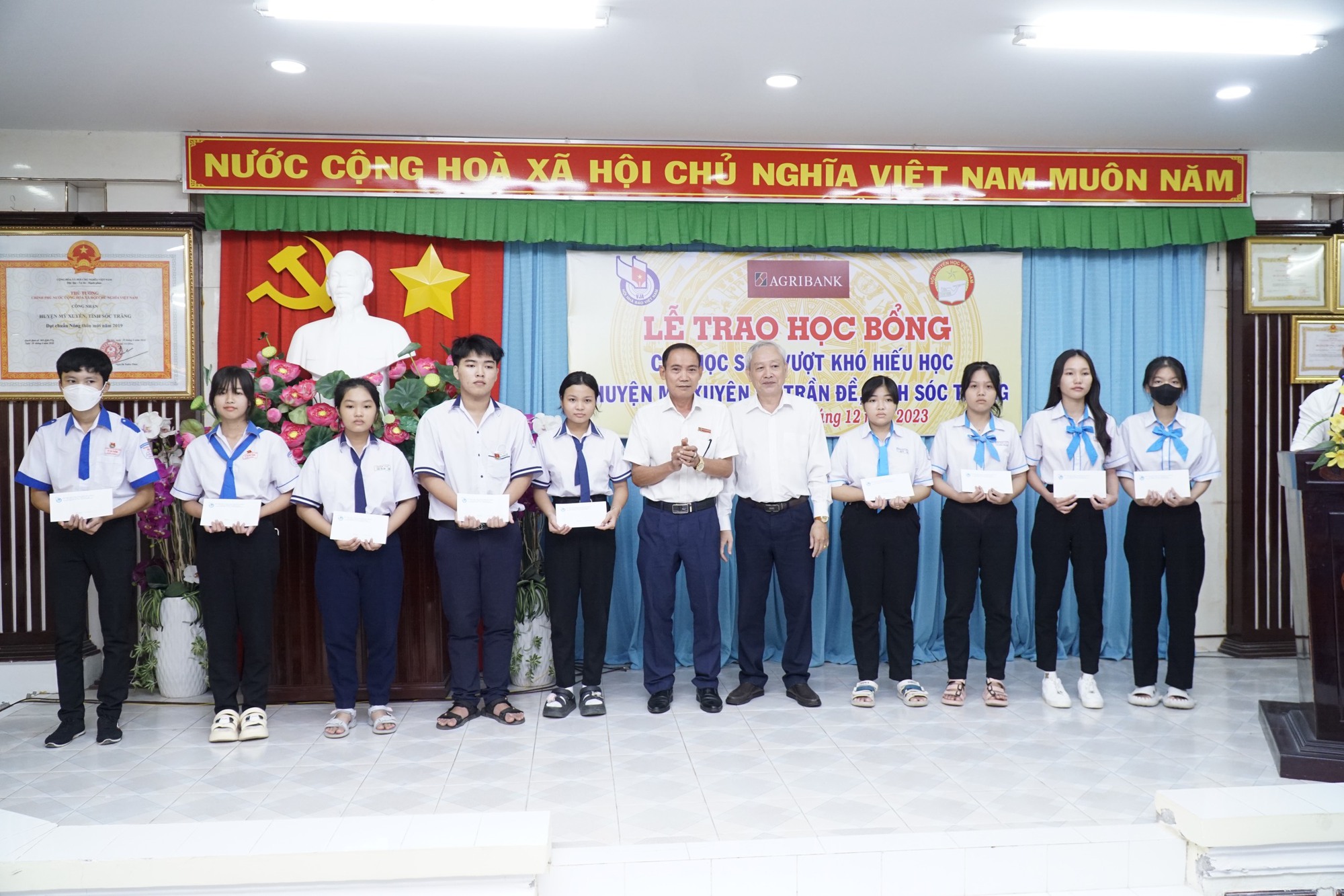 Trao học bổng cho các học sinh vượt khó hiếu học tỉnh Sóc Trăng