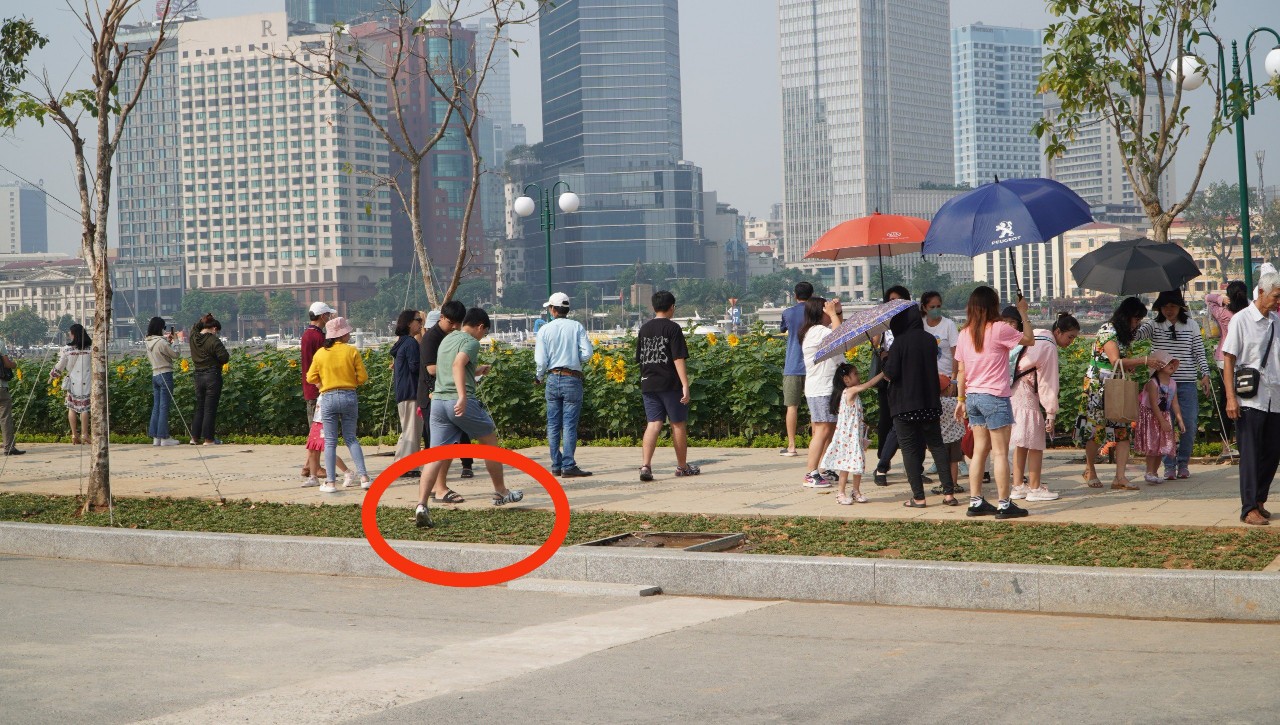 Nhiều người chưa có ý thức giữ gìn khi đến công viên bờ sông Sài Gòn- Ảnh 7.