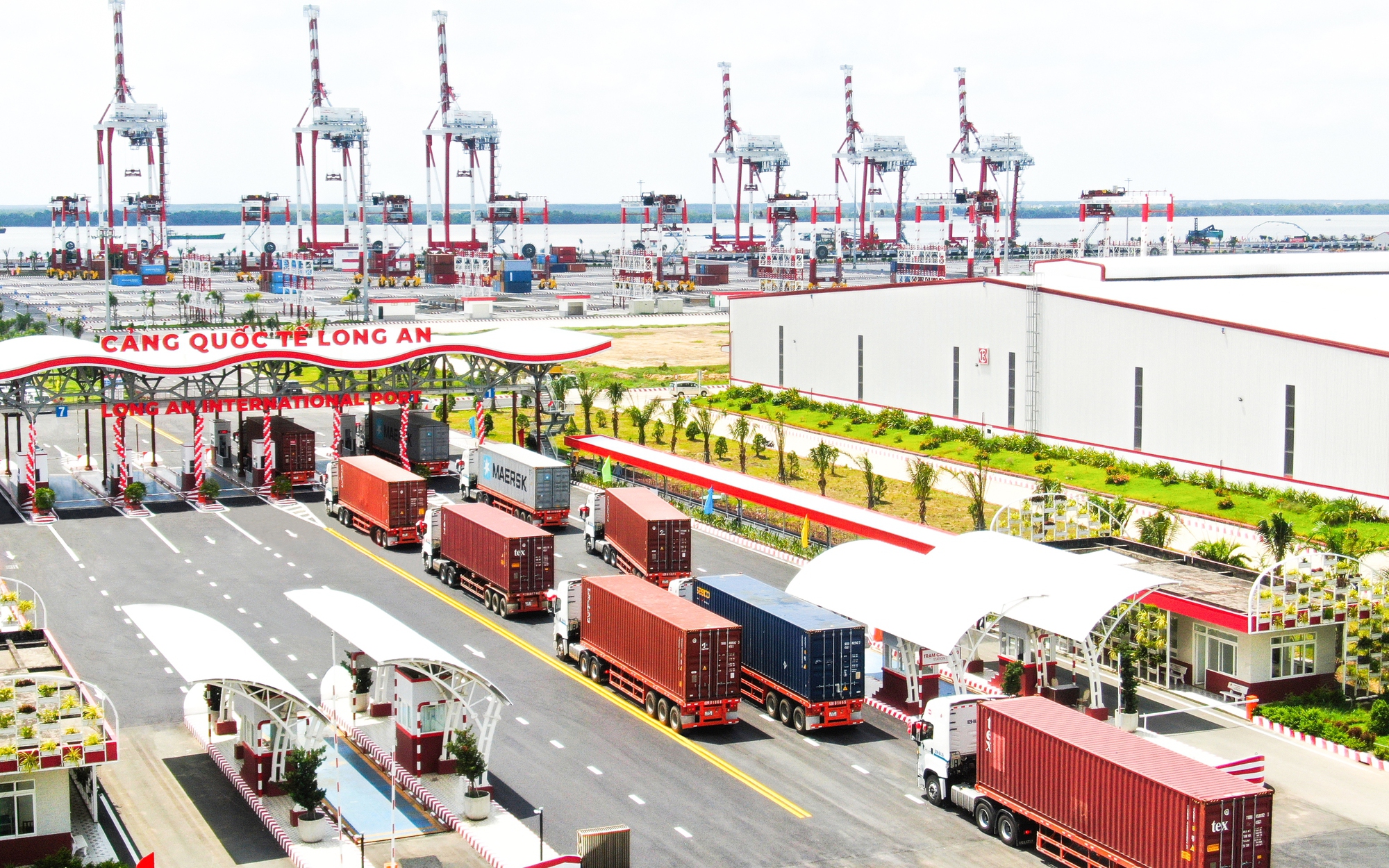 Cảng quốc tế Long An nhận bằng khen trong việc phát triển dịch vụ logistics Việt Nam 2023