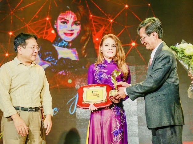 Hoa hậu Thanh Mai chính thức được vinh danh “Doanh nhân vì cộng đồng 2023"- Ảnh 1.