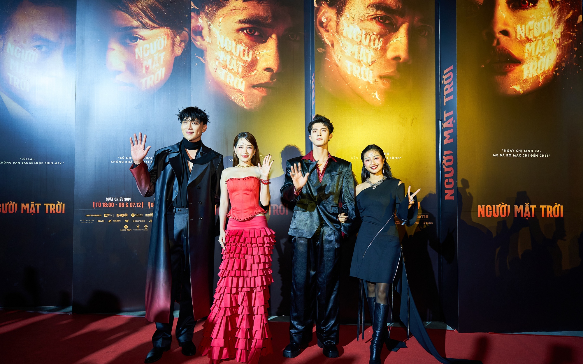 Showbiz Việt tụ hội chúc mừng Chi Pu, Thuận Nguyễn