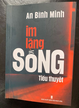 Bìa tiểu thuyết “Im lặng sống” của nhà văn An Bình Minh