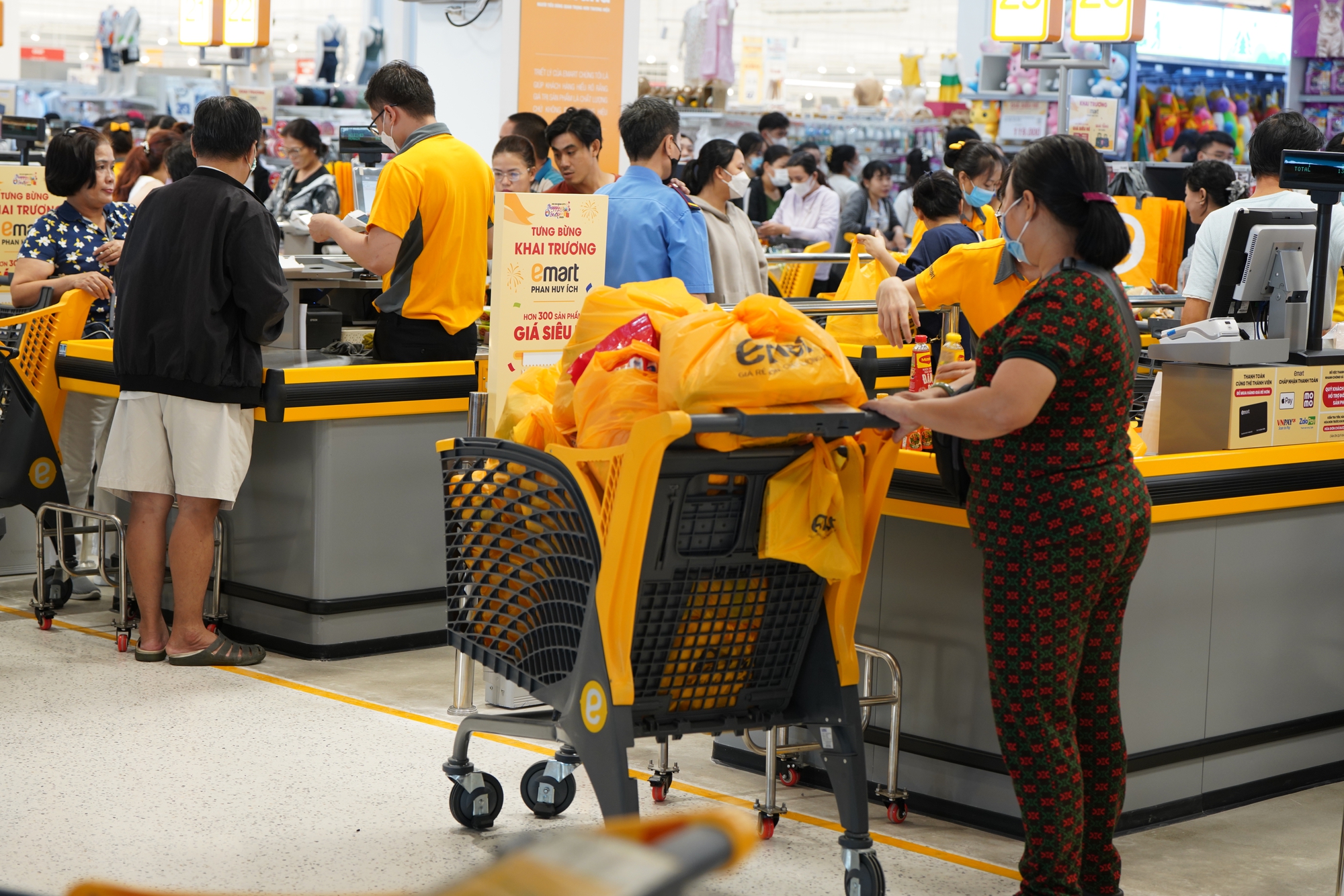 Chật kín người trong ngày khai trương đại siêu thị thứ 3 của tỉ phú Trần Bá Dương ở TP.HCM - 4