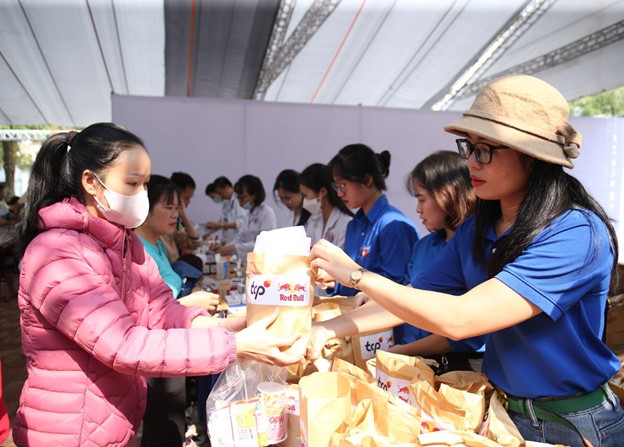 3,000 thanh niên công nhân được khám sức khỏe miễn phí ở Hà Nội- Ảnh 1.