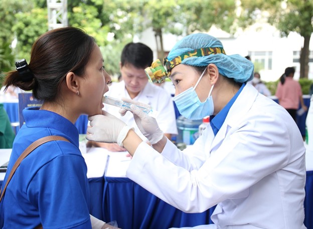 3,000 thanh niên công nhân được khám sức khỏe miễn phí ở Hà Nội- Ảnh 2.