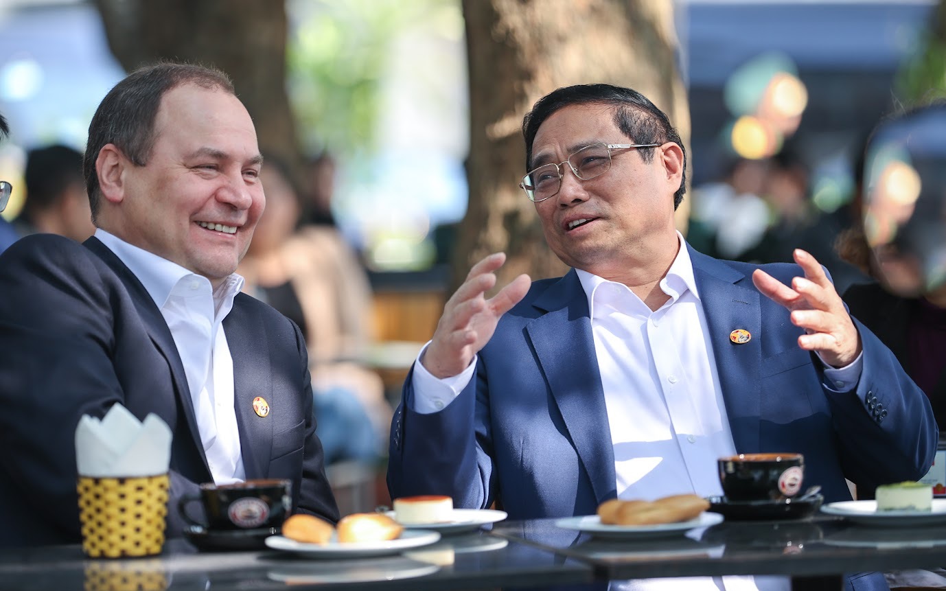 Thủ tướng Phạm Minh Chính và Thủ tướng Belarus thưởng thức cà phê