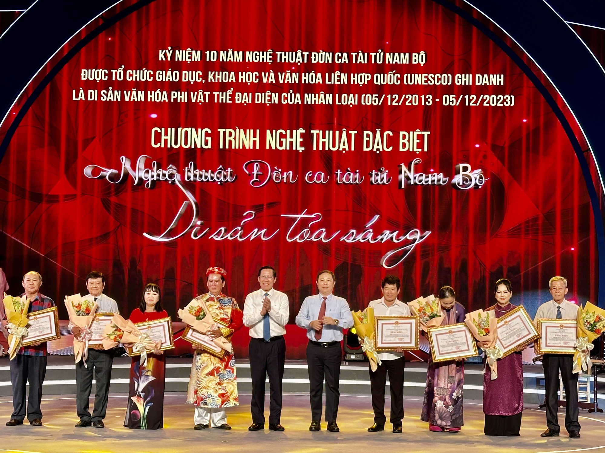 Εξαιρετικό καλλιτεχνικό πρόγραμμα «Νότια ερασιτεχνική μουσική - Λαμπερή κληρονομιά» - Φωτογραφία 1. Rực rỡ chương trình nghệ thuật “Đờn ca tài tử Nam Bộ - Di sản tỏa sáng”
- Ảnh 1.